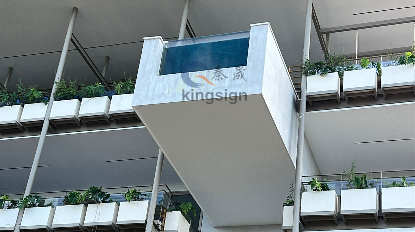 Kingsign acrylplaat voor hotelzwembadproject